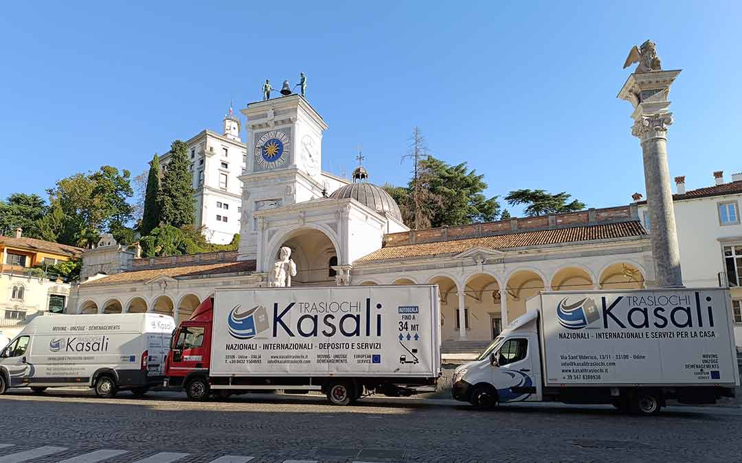 Un furgone per traslochi Kasali carico di mobili e scatole parcheggiato davanti a una casa. Traslochi Udine, la tua soluzione chiavi in mano per un trasloco senza stress.