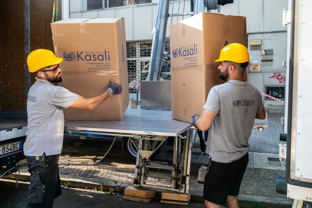 Traslochi Friuli con Kasali Traslochi, due operatori che caricano scatoloni in sicurezza durante un trasloco.