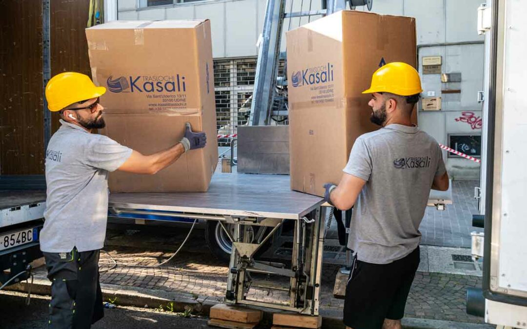 Traslochi Friuli con Kasali Traslochi, due operatori che caricano scatoloni in sicurezza durante un trasloco.